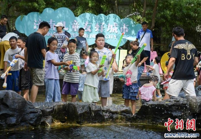 济南第十届五龙潭亲子狂欢泼水节开幕